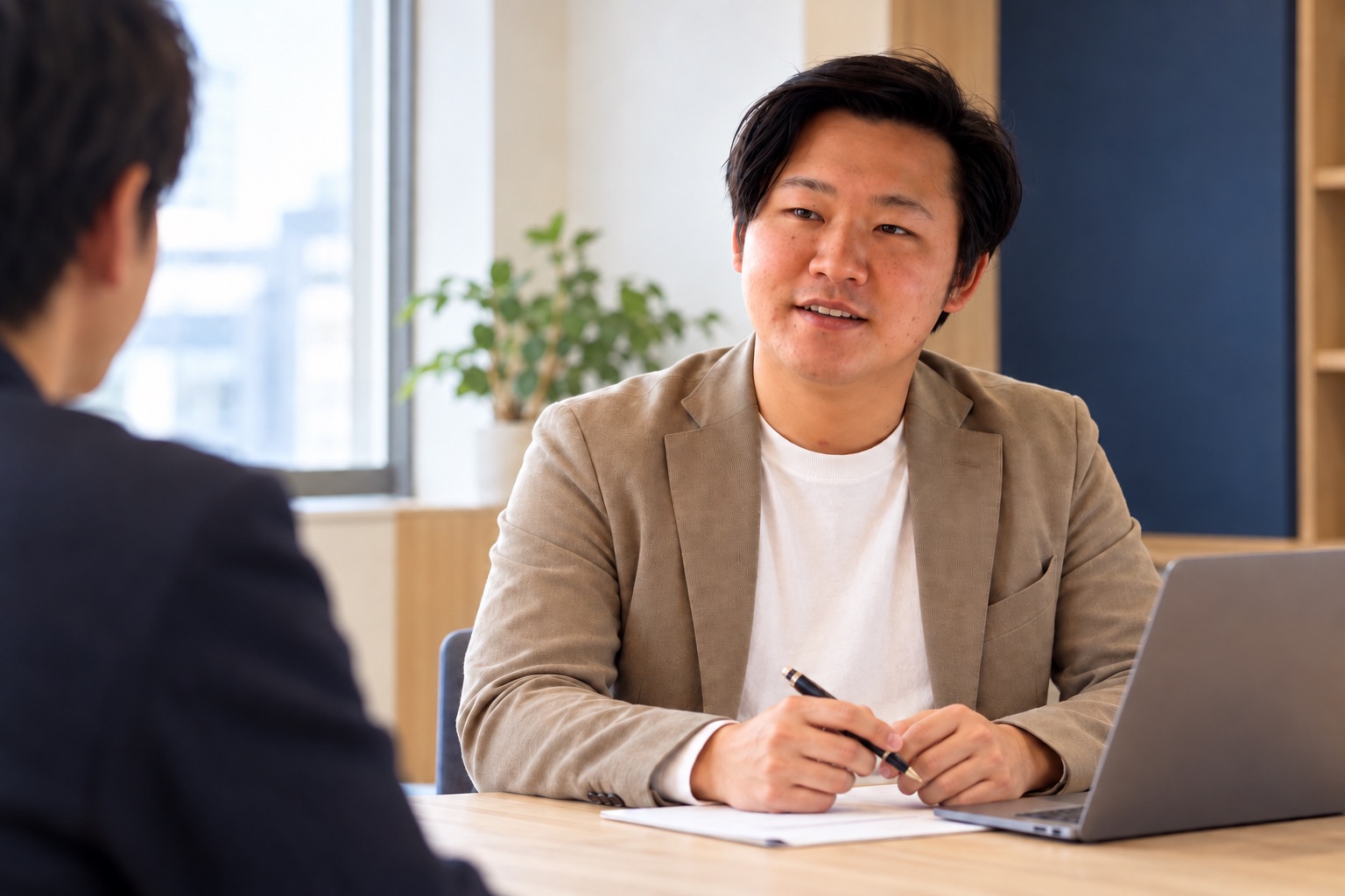 対話をする代表取締役の本間翔太